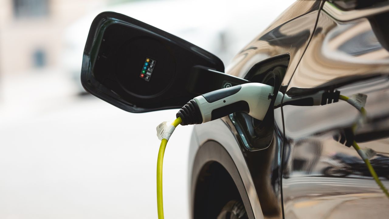 EV Charging Station Scheduling: Empowering Users with Smart Contracts